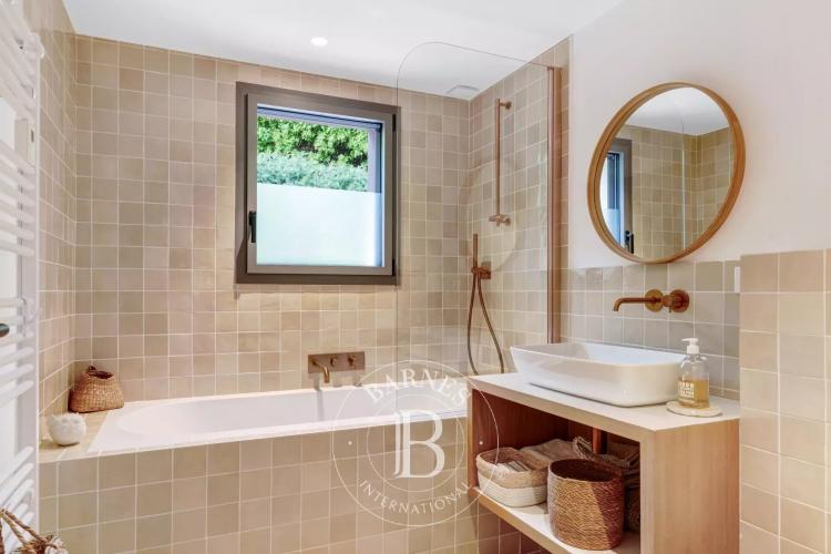 EXCLUSIVITÉ - SAINTE-MAXIME - VILLA - VUE VILLE ET MER - 3 CHAMBRES - PISCINE
