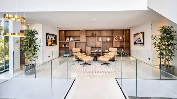 Villa contemporaine ultra luxueuse dans le prestigieux domaine des Parcs de Saint-Tropez.