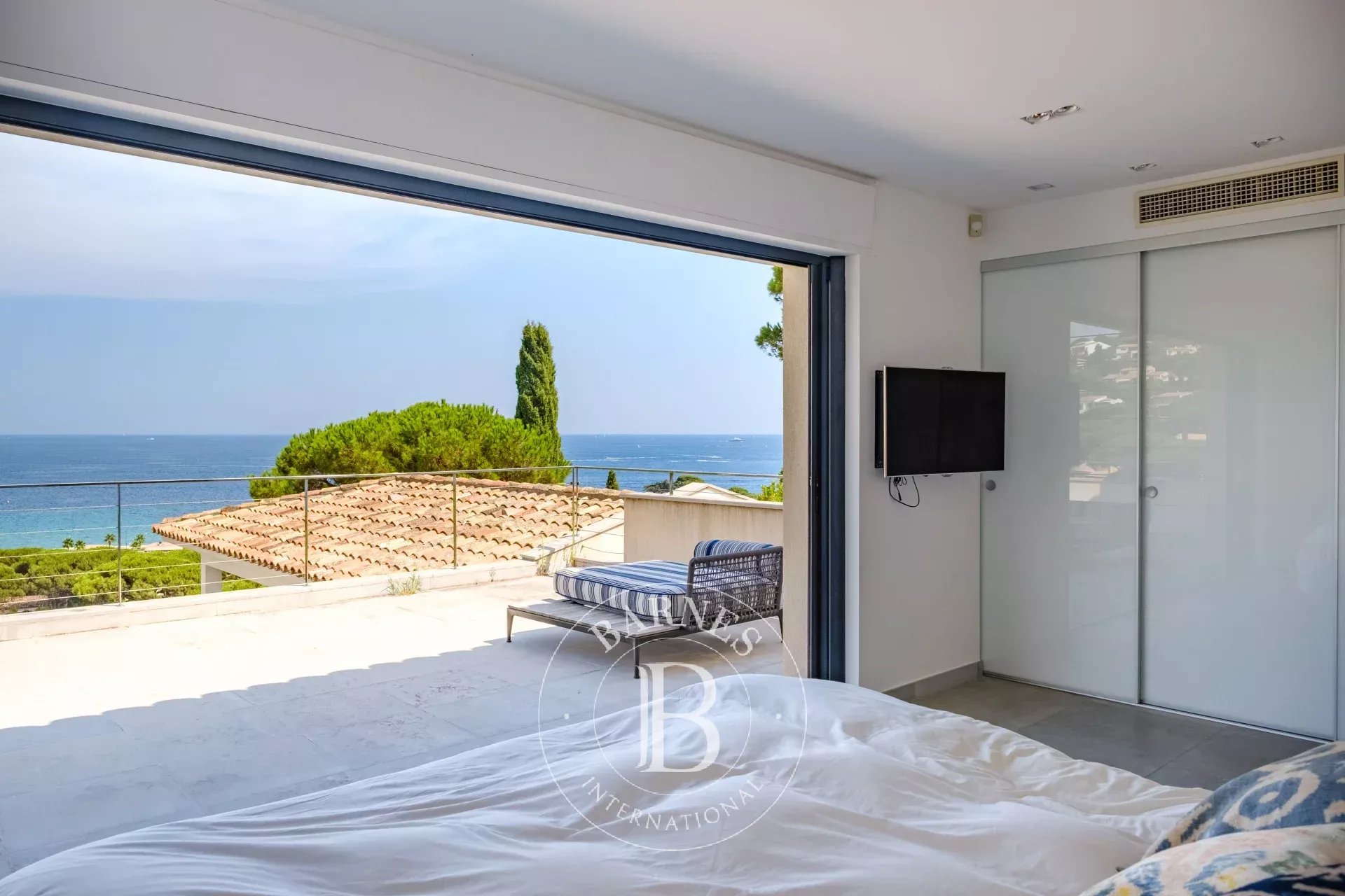 SAINTE-MAXIME  -VILLA MODERNE - VUE MER ET PROCHE PLAGE