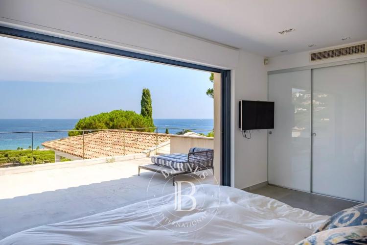SAINTE-MAXIME  -VILLA MODERNE - VUE MER ET PROCHE PLAGE