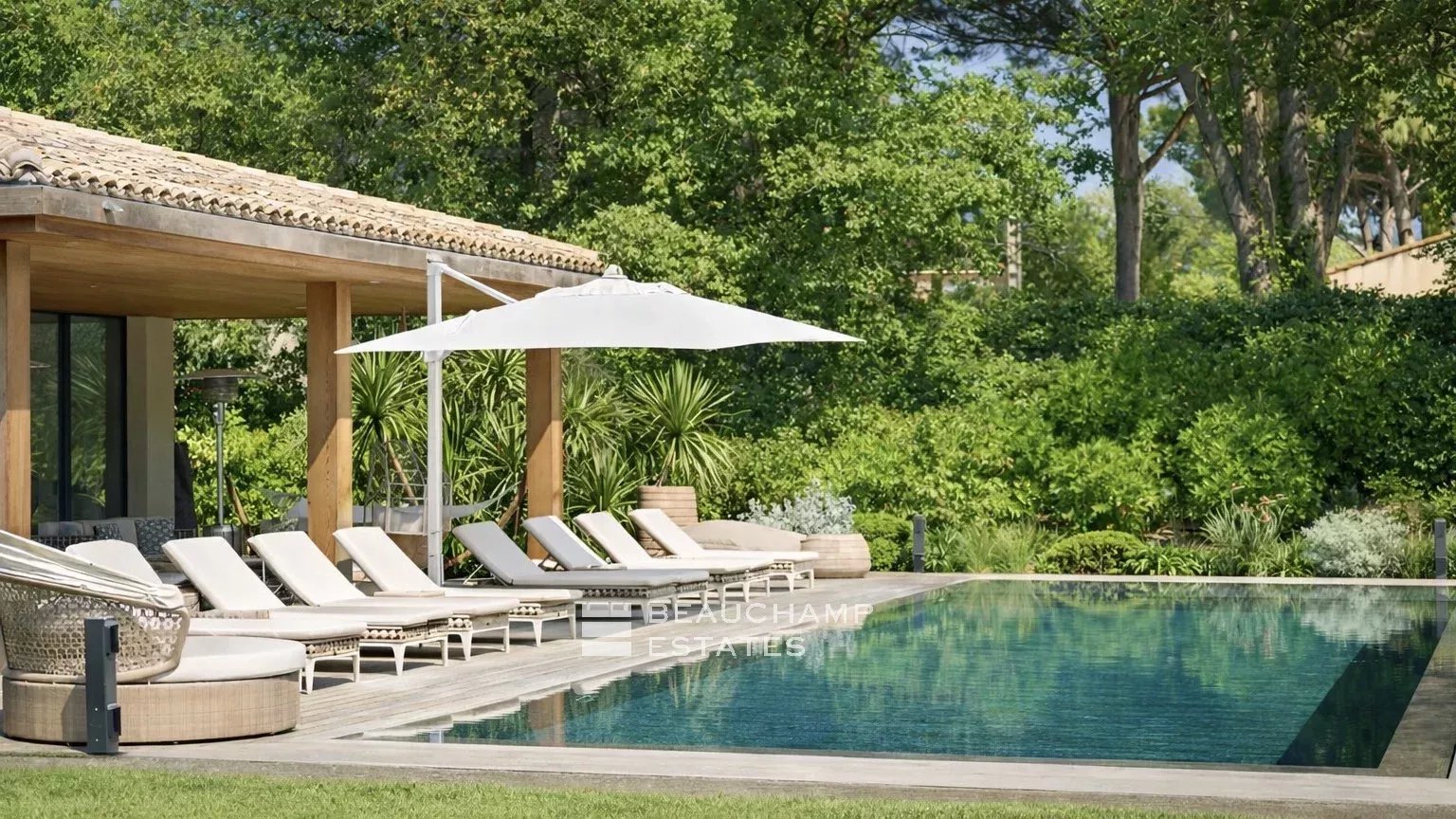 Villa contemporaine dans un domaine privé, à pieds du centre ville de Saint-Tropez et de la plage
