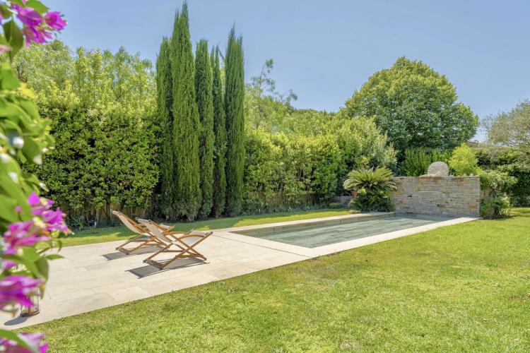 Villa récente à pied de la plage et proche du village de Saint-Tropez à vendre