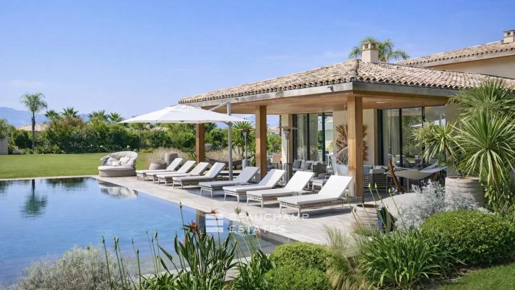 Villa contemporaine dans un domaine privé, à pieds du centre ville de Saint-Tropez et de la plage