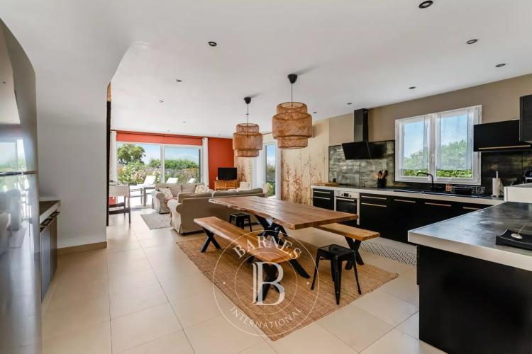 GOLFE DE SAINT TROPEZ - COGOLIN - VILLA RENOVEE - VUE DEGAGEE