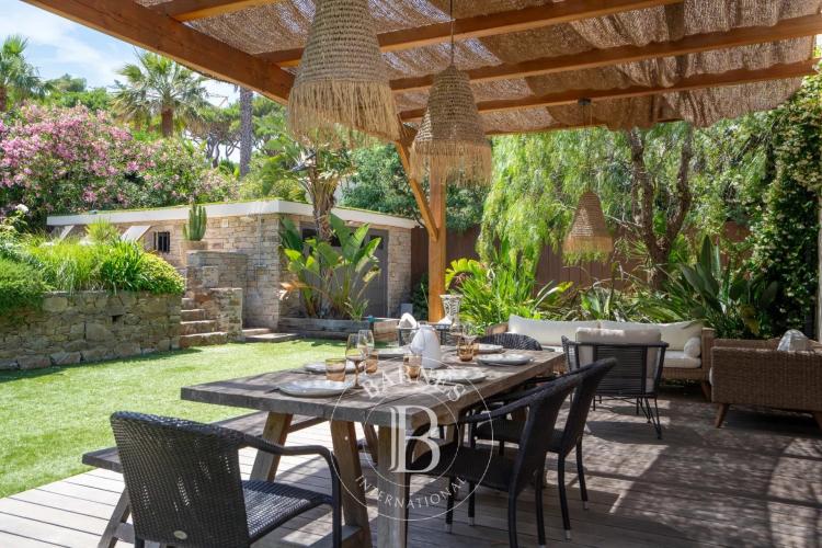 SAINT-TROPEZ - DOMAINE PRIVE - MAISON AVEC 4 CHAMBRES ET PISCINE