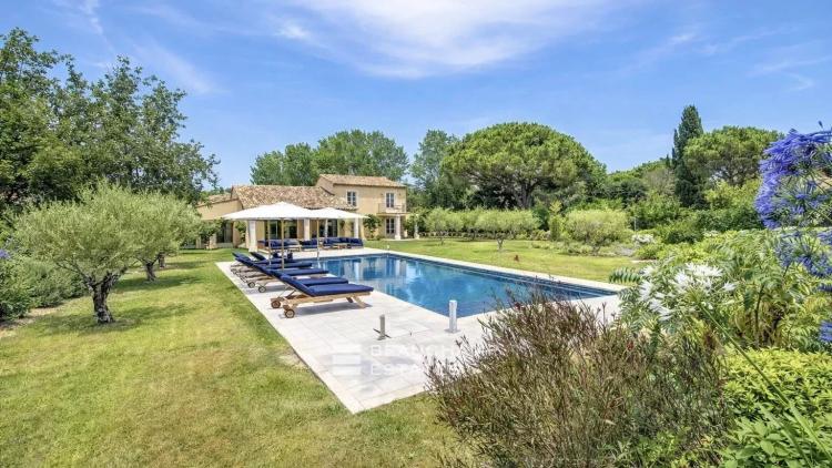 Villa neuve à pieds de la plage des Canoubiers