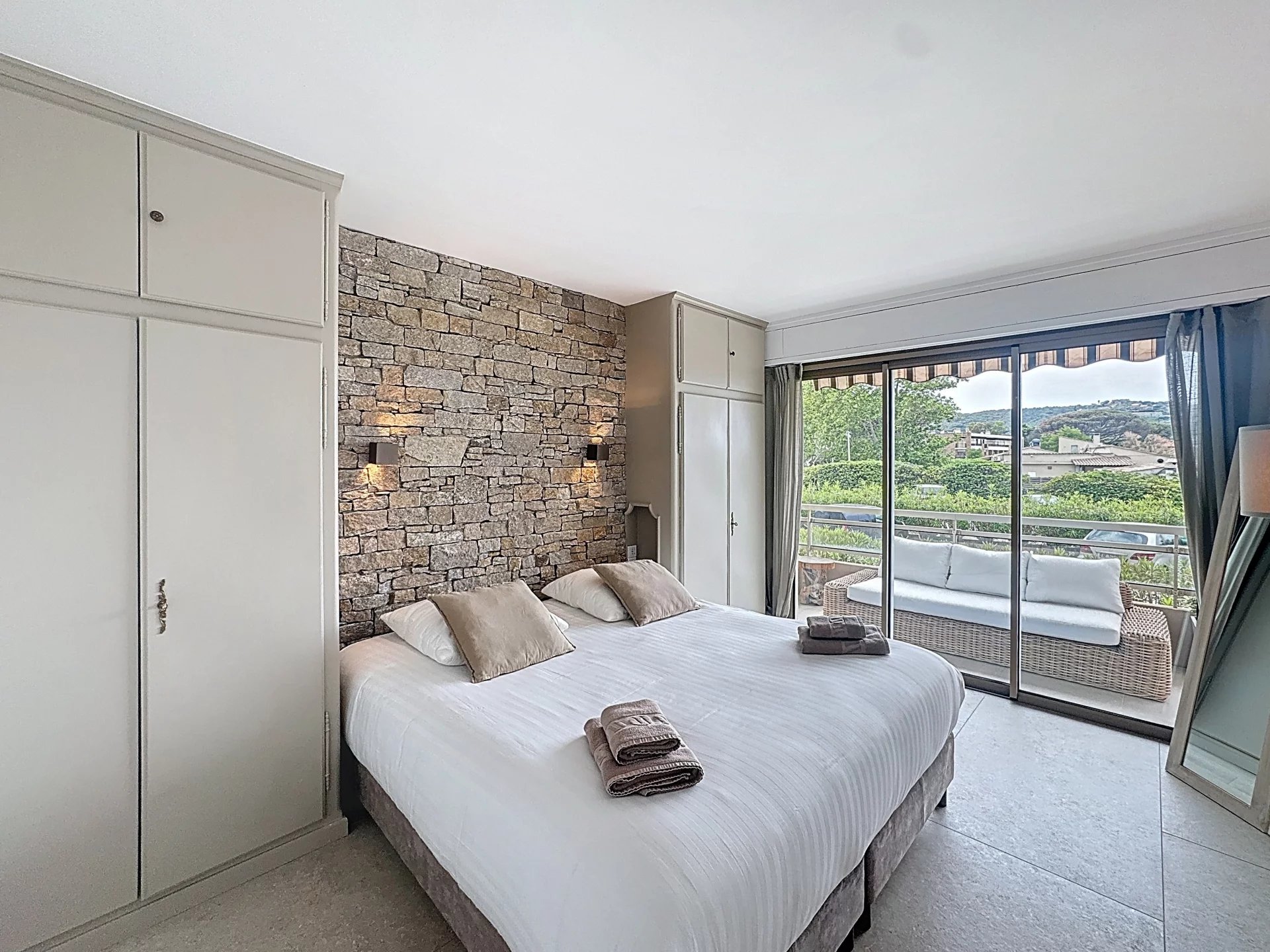 SAINT-TROPEZ — PIEDS DANS L’EAU VUE MER 3 CHAMBRES