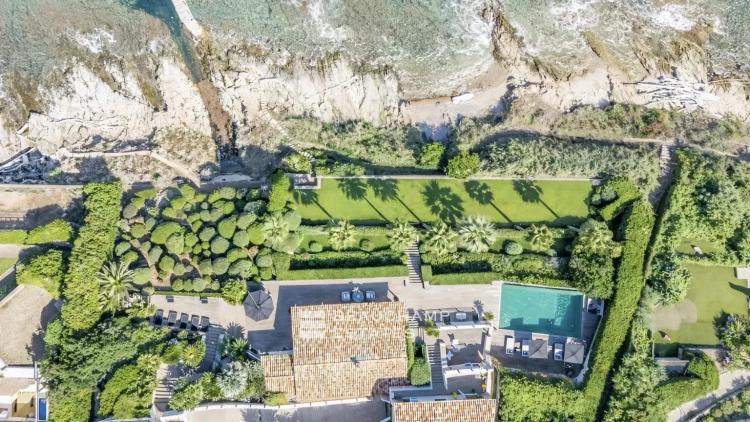 Villa pieds dans l’eau au coeur des Parcs de Saint-Tropez