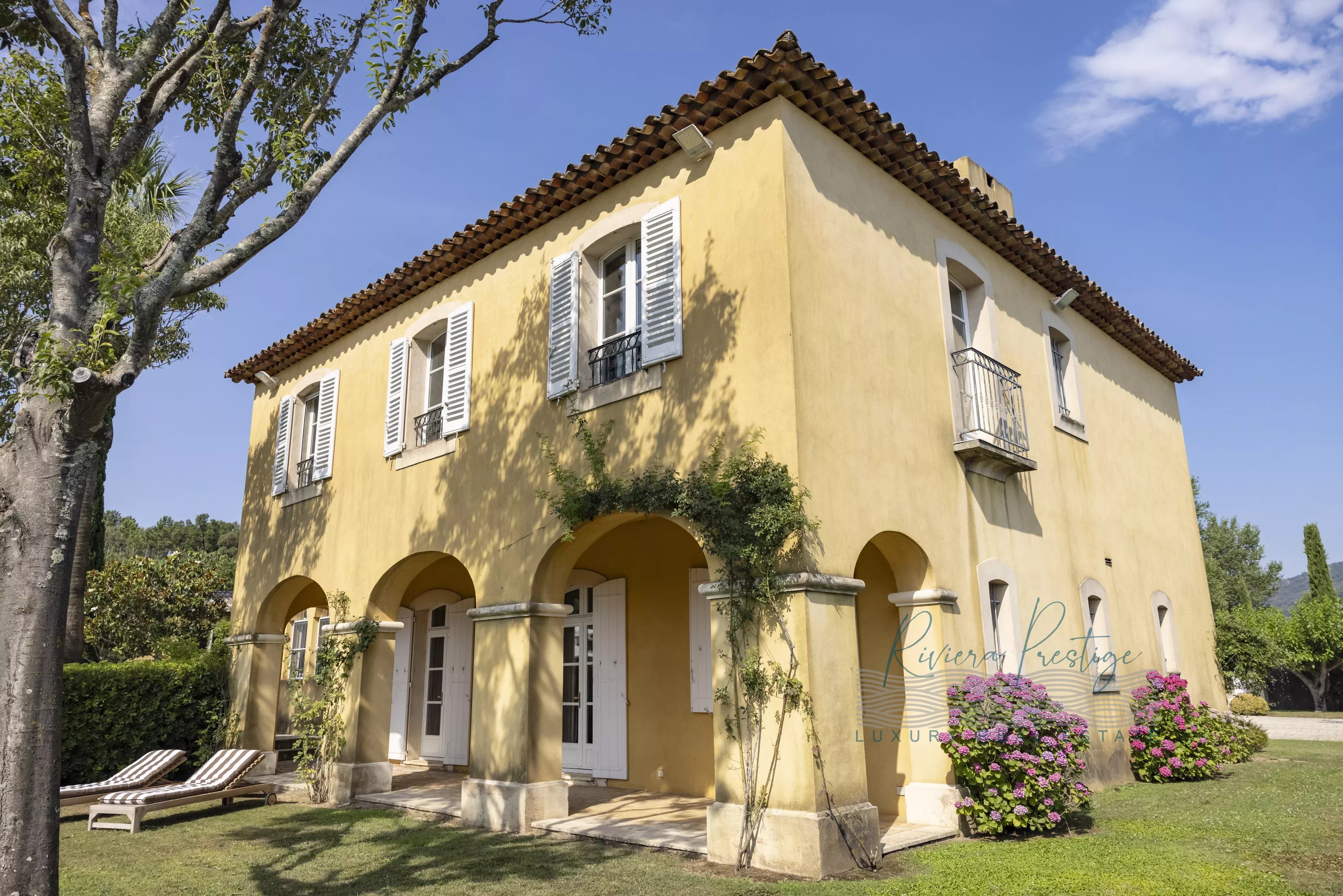 Maison de maitre du XIXè siècle avec domaine viticole bio dans le Golfe de Saint-Tropez