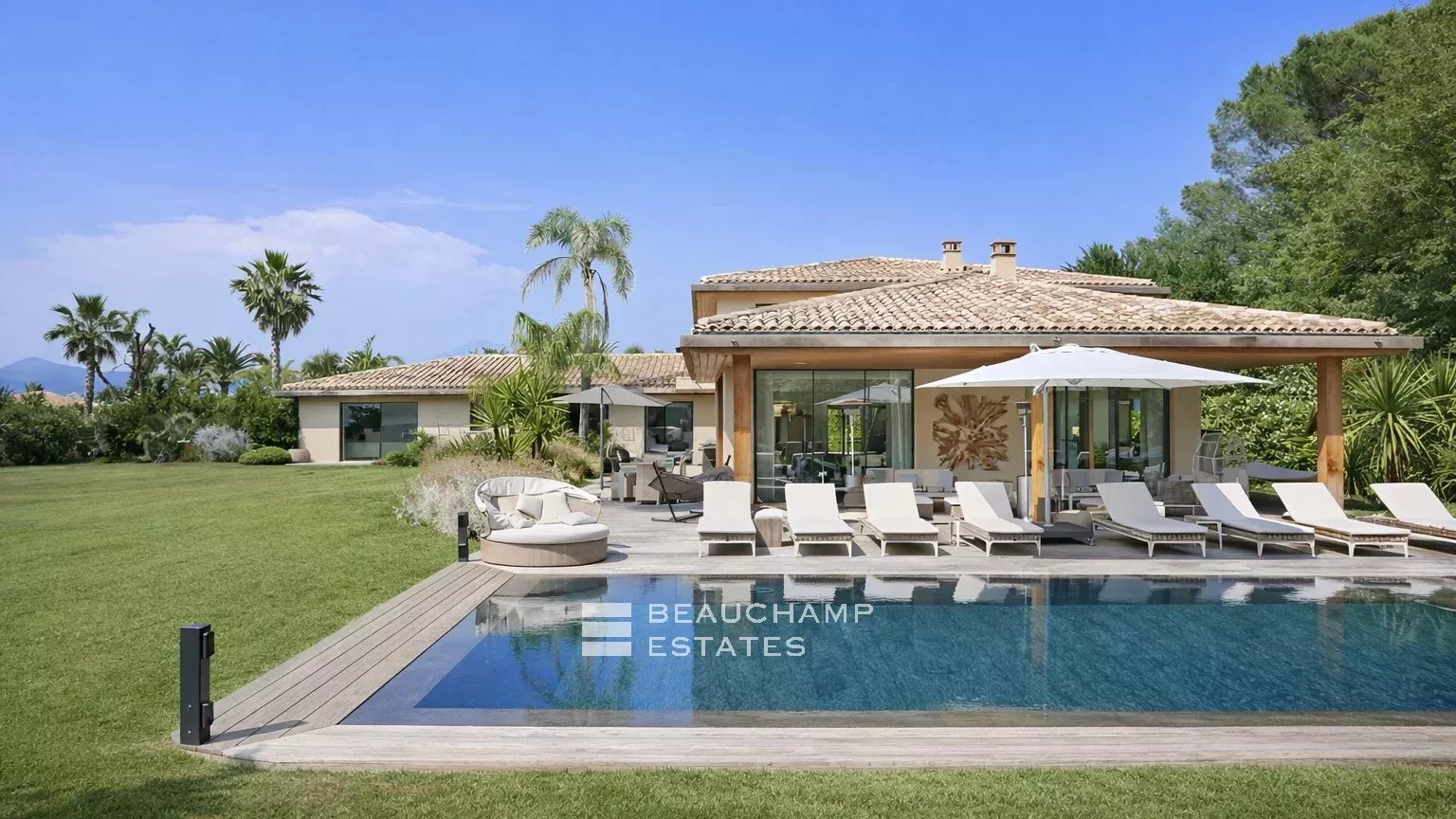 Villa contemporaine dans un domaine privé, à pieds du centre ville de Saint-Tropez et de la plage