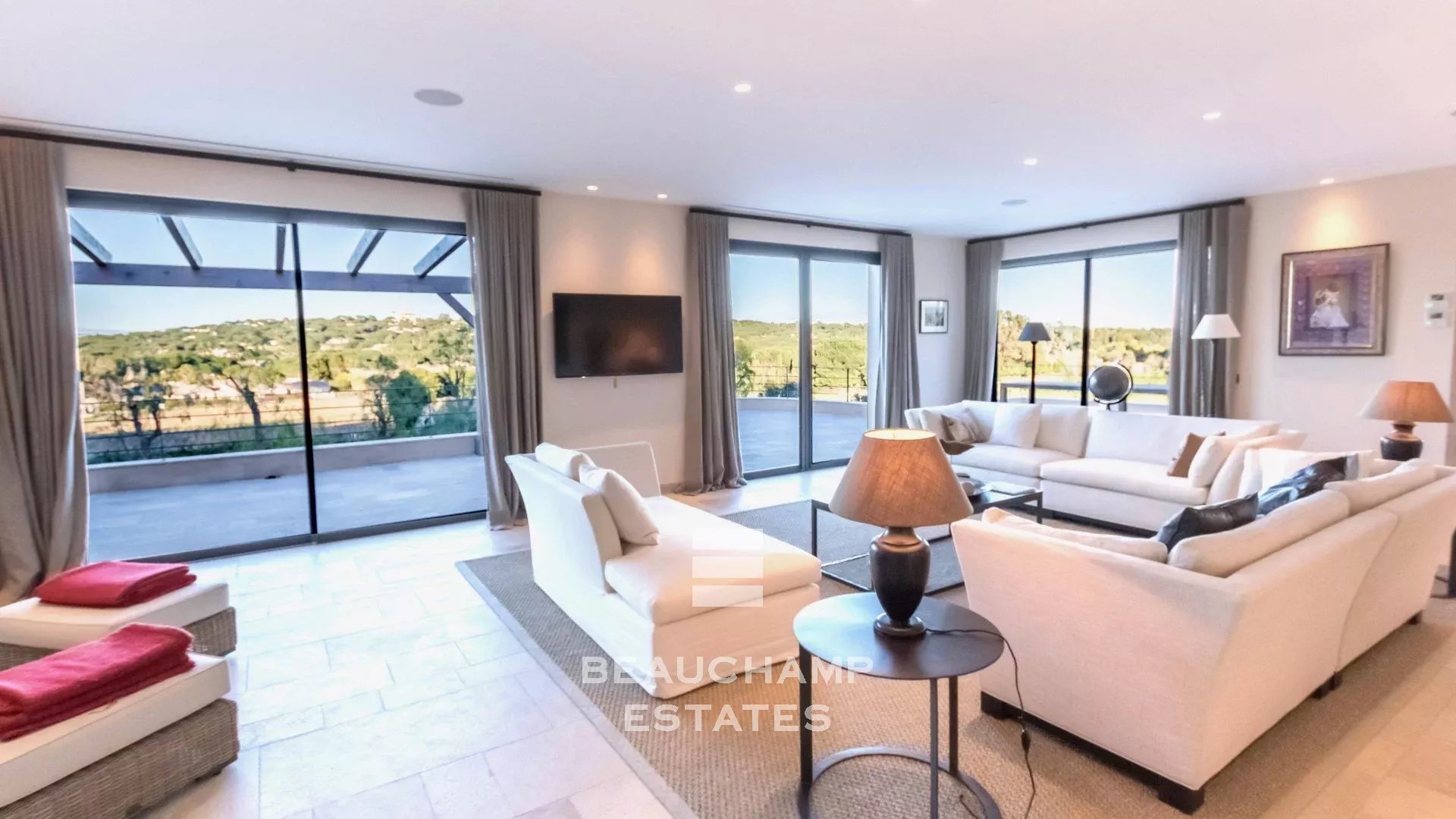 Propriété de luxe avec vue sur mer et à quelques minutes du centre ville de Saint-Tropez et des plages de Pampelonne