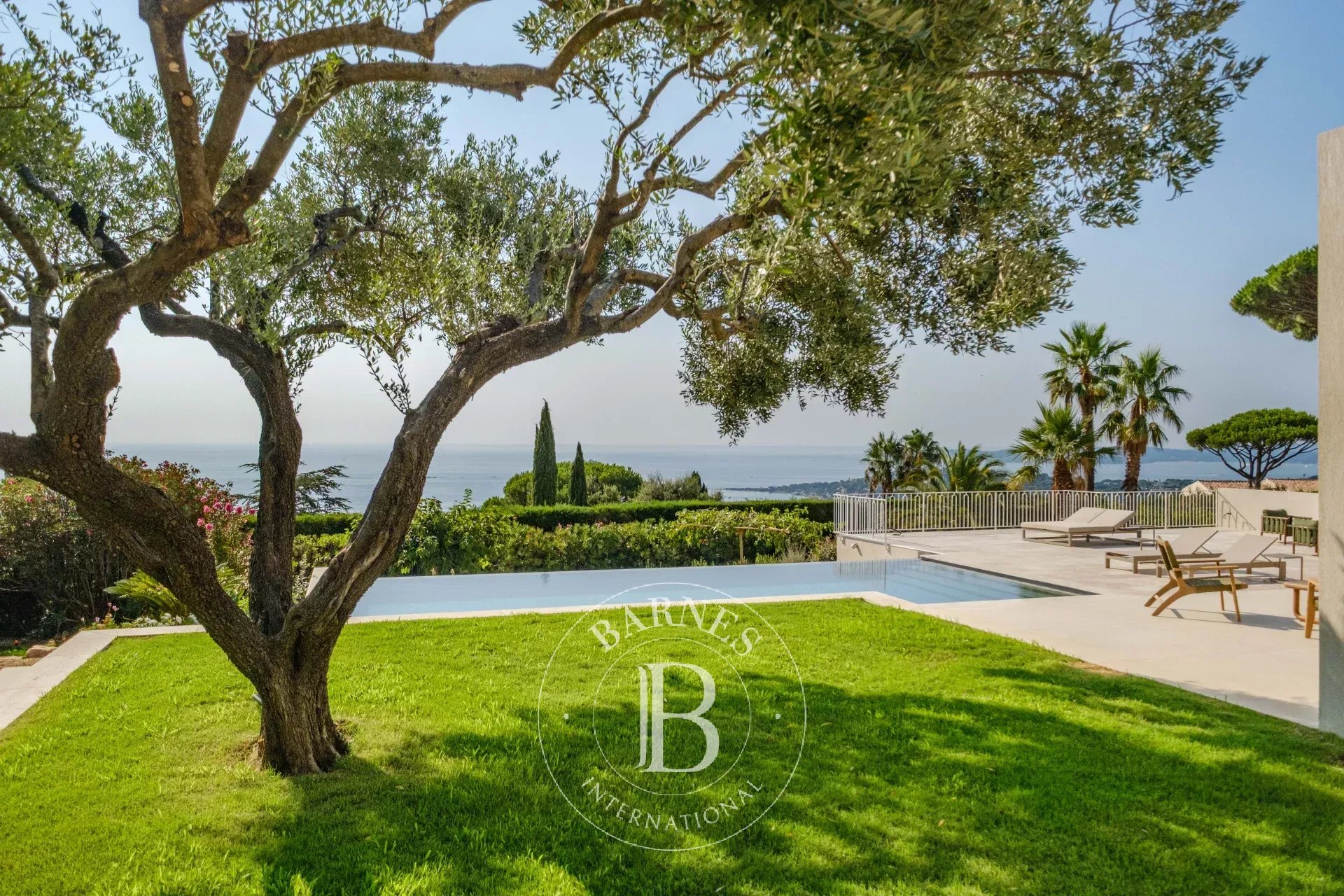 EXCLUSIVITÉ - SAINTE-MAXIME - DOMAINE RÉSIDENTIEL - VILLA VUE MER - PISCINE