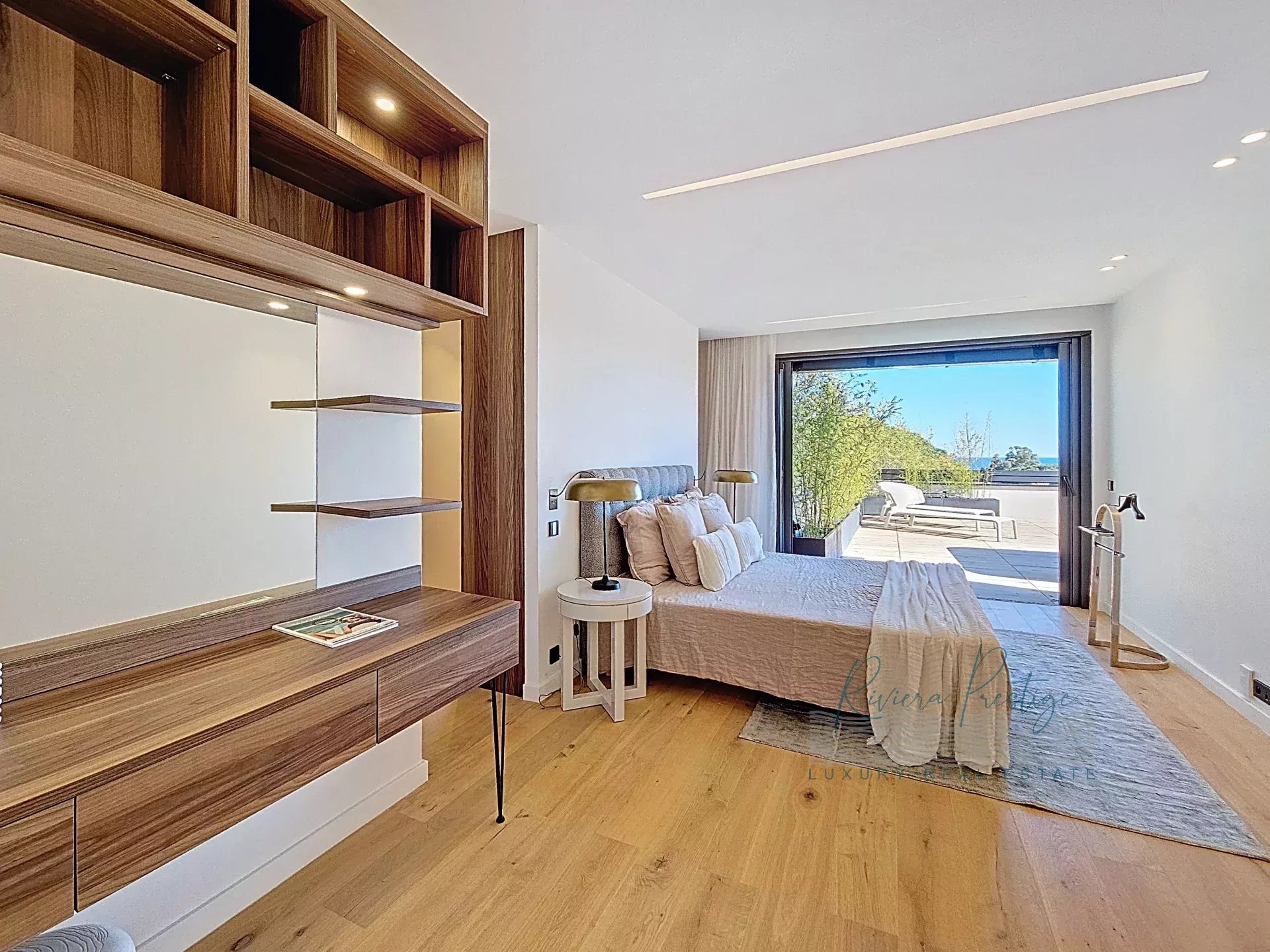 Villa contemporaine neuve avec piscine miroir - vue mer