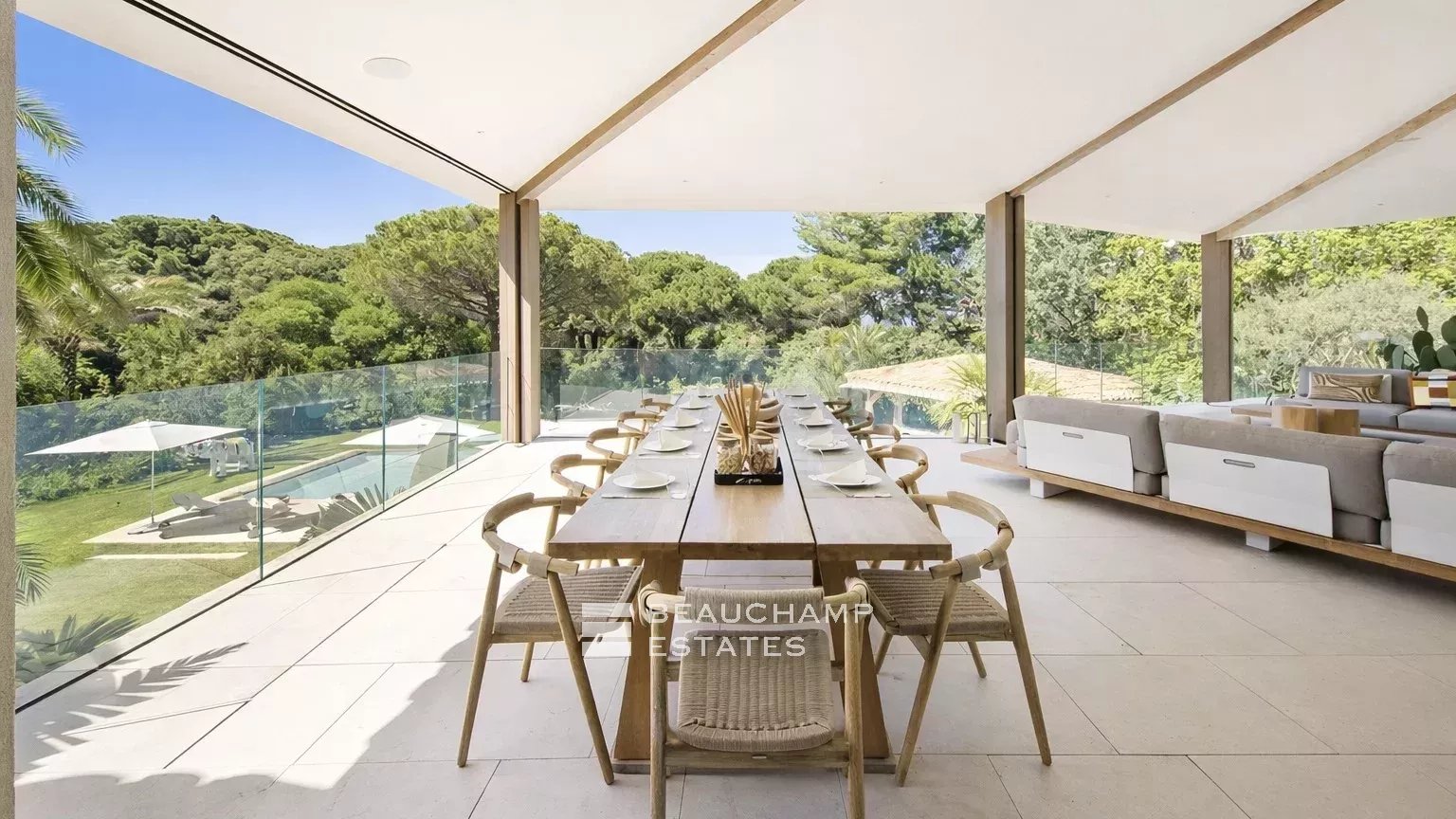 Villa contemporaine ultra luxueuse dans le prestigieux domaine des Parcs de Saint-Tropez.