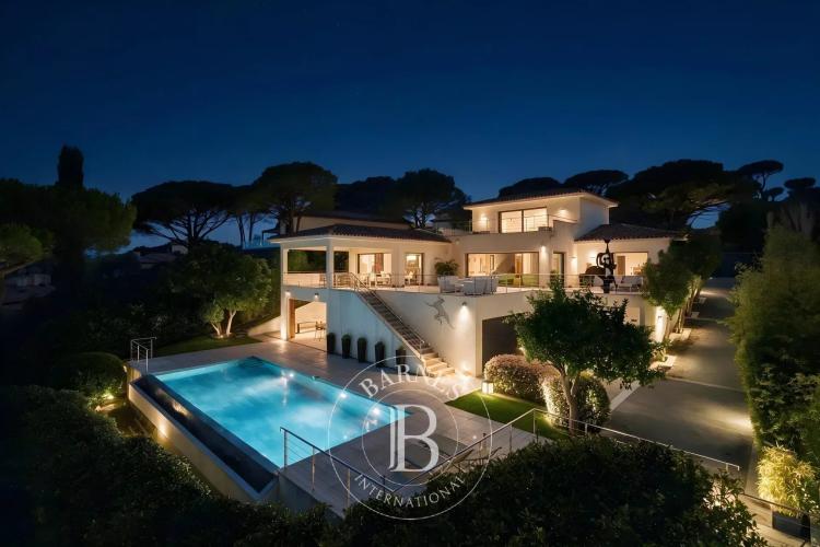 SAINTE-MAXIME  -VILLA MODERNE - VUE MER ET PROCHE PLAGE