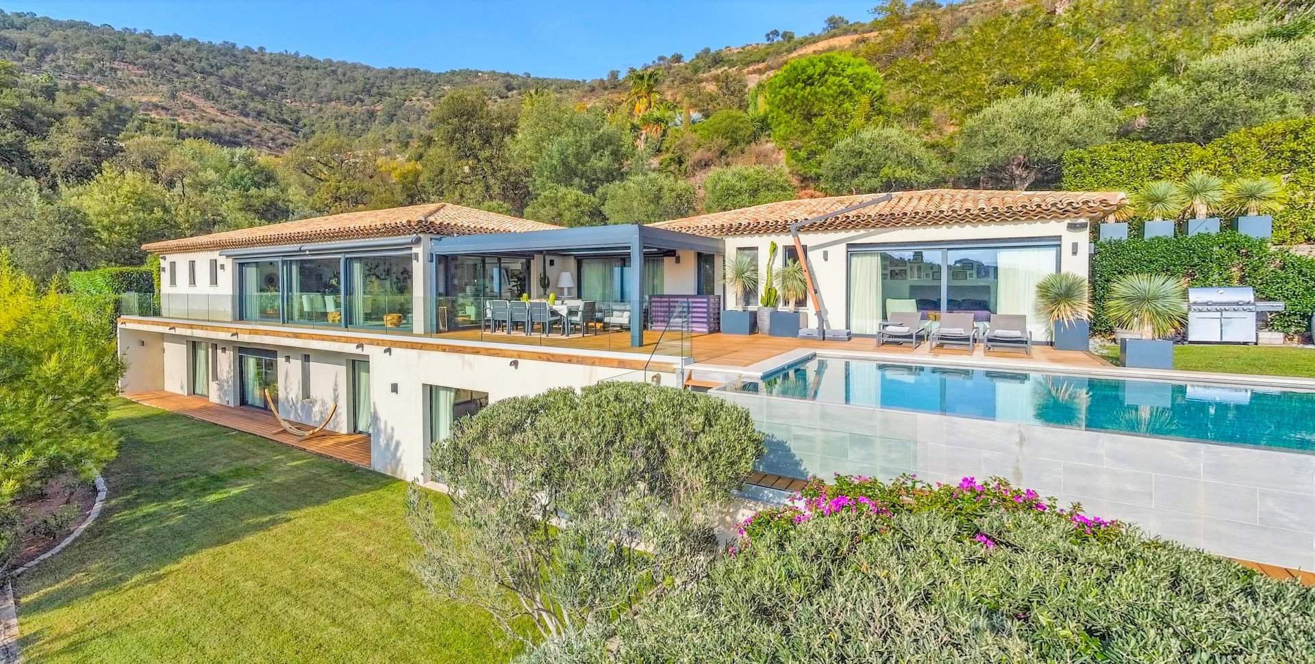Villa vue mer à vendre à Beauvallon Bartole