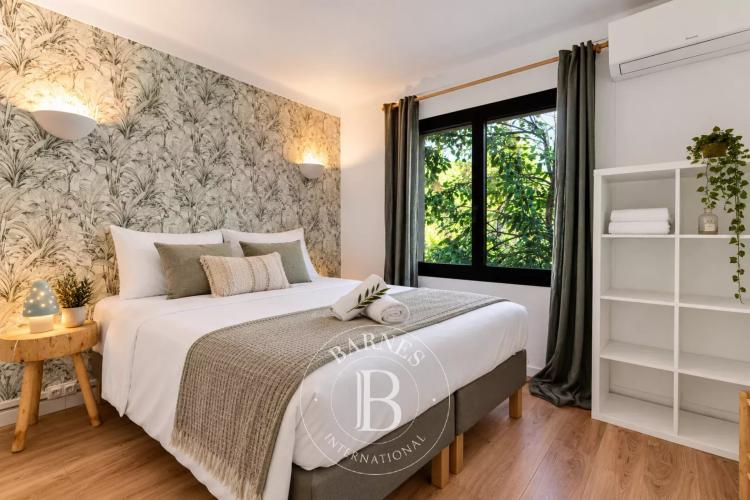GRIMAUD - MAISON RENOVEE - 6 CHAMBRES - PROCHE VILLAGE