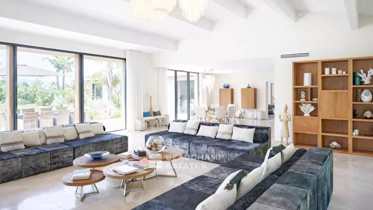 Villa contemporaine dans un domaine privé, à pieds du centre ville de Saint-Tropez et de la plage