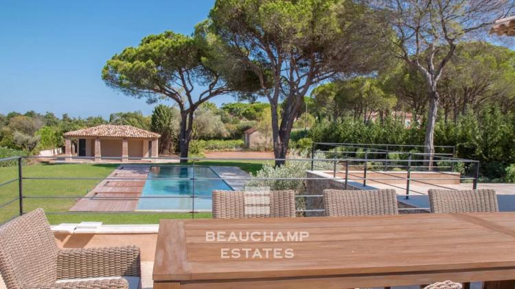 Propriété de luxe avec vue sur mer et à quelques minutes du centre ville de Saint-Tropez et des plages de Pampelonne