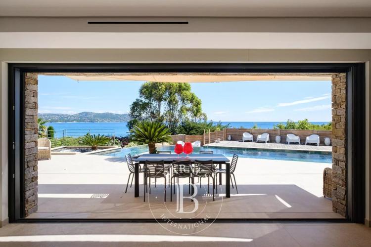 EXCLUSIVITÉ - SAINTE-MAXIME - VILLA  - 5 CHAMBRES - PISCINE - VUE MER