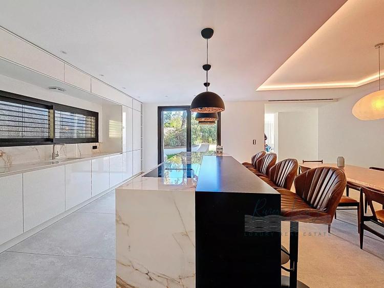 Villa contemporaine neuve avec piscine miroir - vue mer