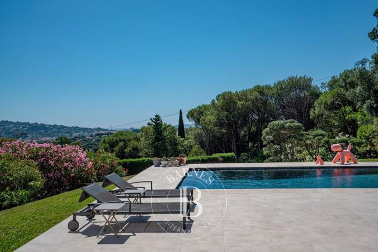 SAINTE-MAXIME - PROPRIÉTÉ DE CHARME AU COEUR D'UN DOMAINE PAYSAGER