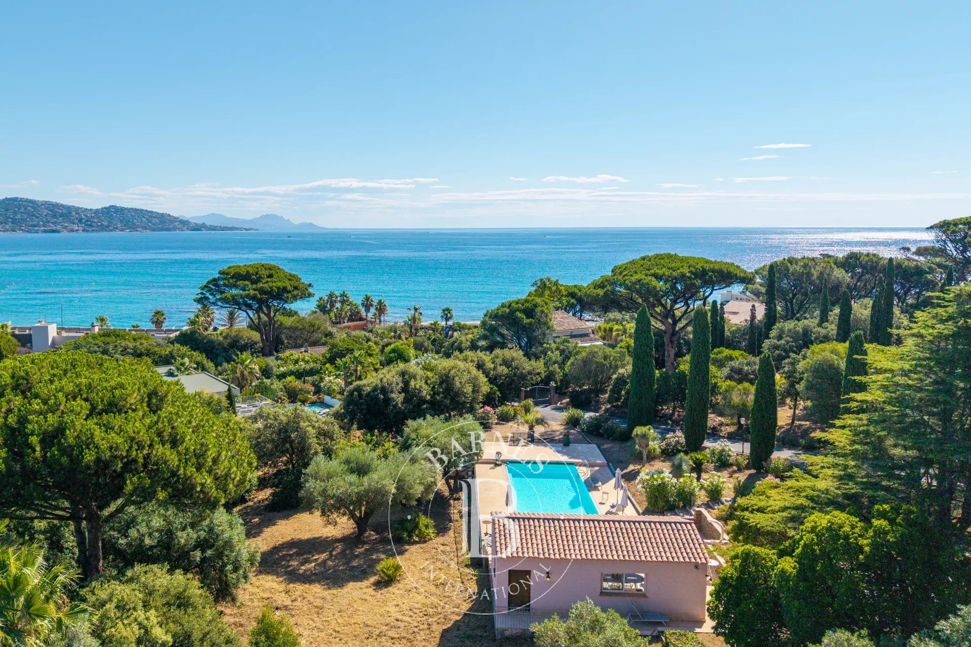 SAINTE-MAXIME – PROCHE PLAGE – TERRAIN DE 7 800 M² – VUE MER – FORT POTENTIEL DE DÉVELOPPEMENT