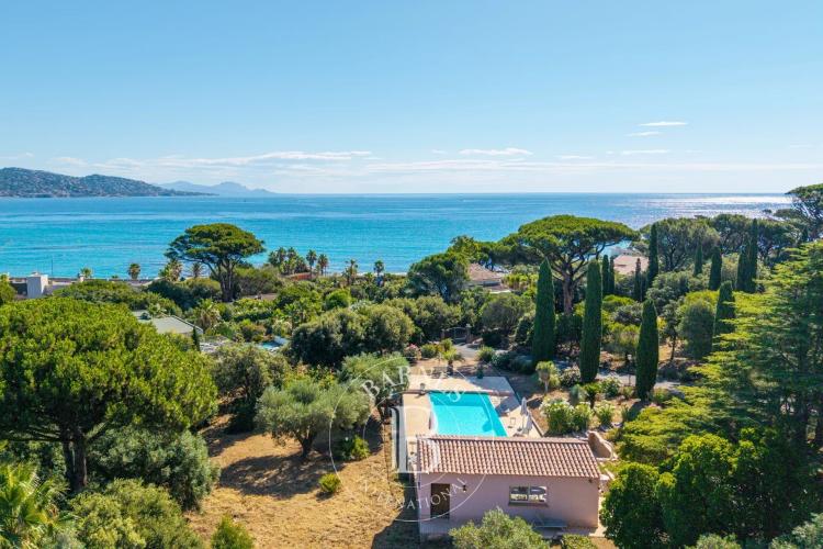 SAINTE-MAXIME – PROCHE PLAGE – TERRAIN DE 7 800 M² – VUE MER – FORT POTENTIEL DE DÉVELOPPEMENT