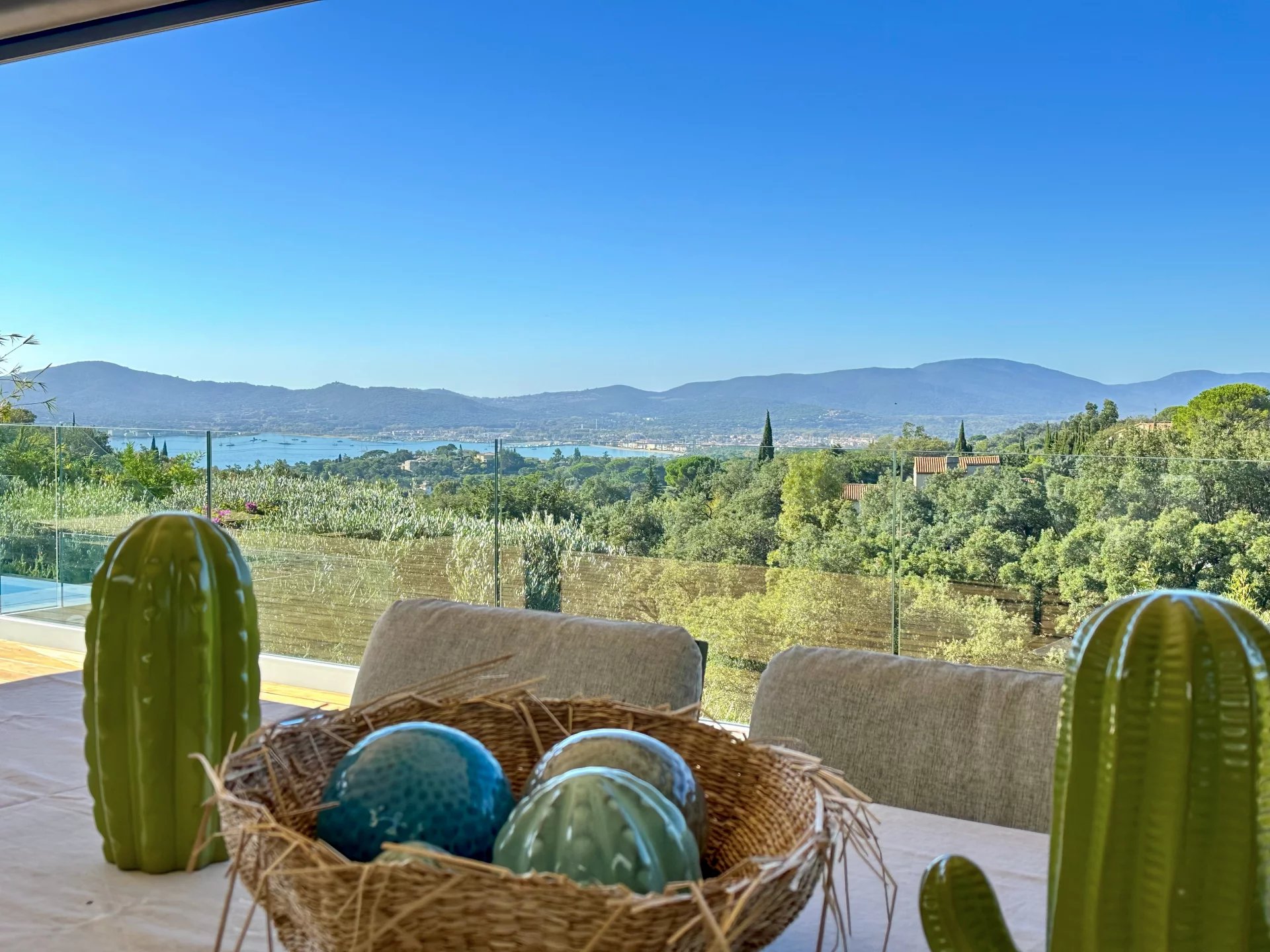 Villa vue mer à vendre à Beauvallon Bartole