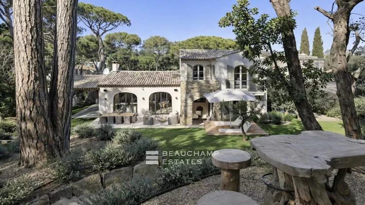 Élégante Villa Tropezienne au Cœur des Salins avec Piscine Chauffée