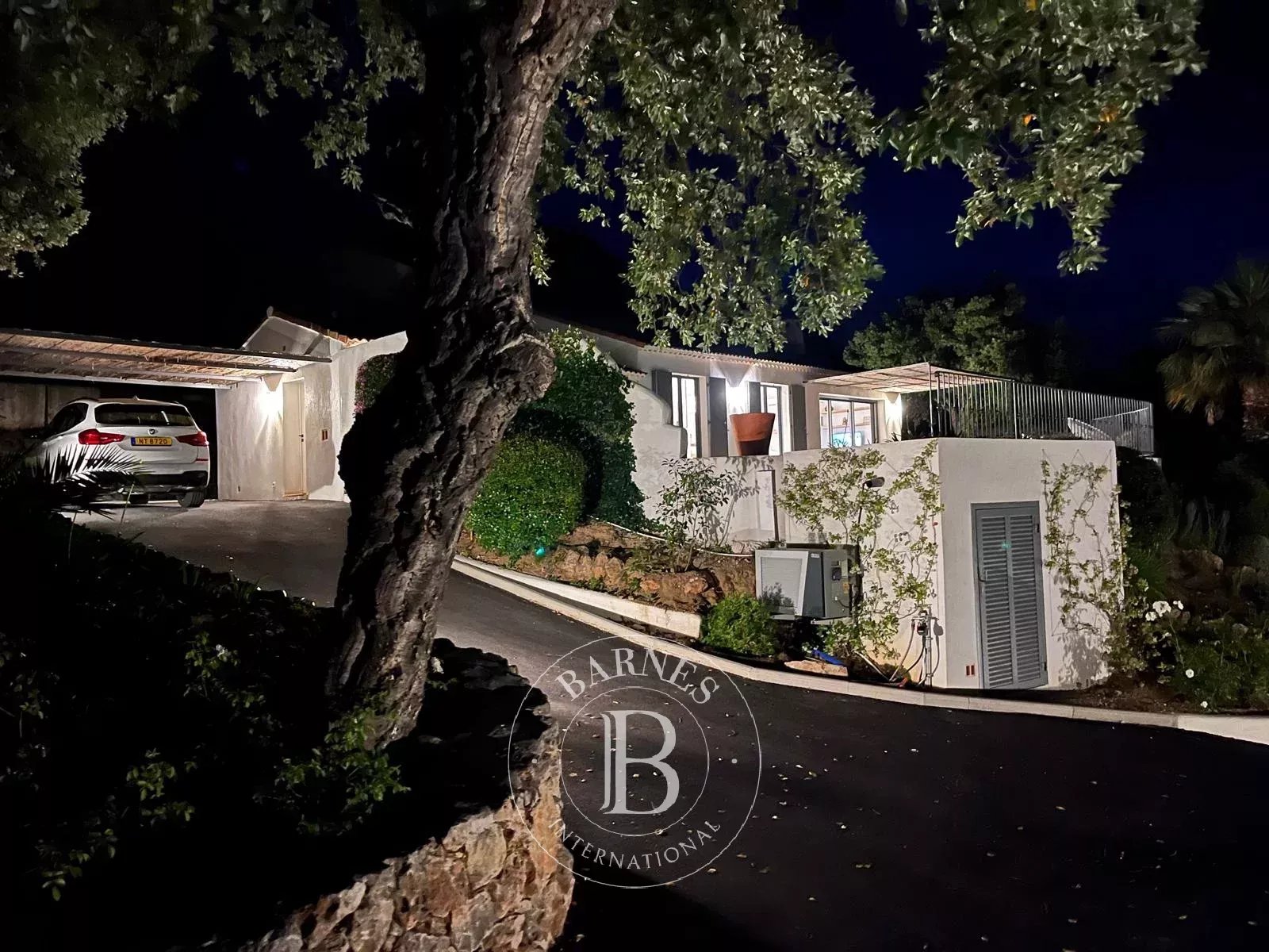 EXCLUSIVITÉ - SAINTE-MAXIME - VILLA - VUE VILLE ET MER - 3 CHAMBRES - PISCINE