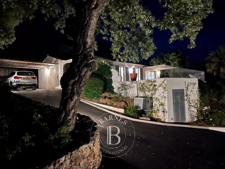 EXCLUSIVITÉ - SAINTE-MAXIME - VILLA - VUE VILLE ET MER - 3 CHAMBRES - PISCINE