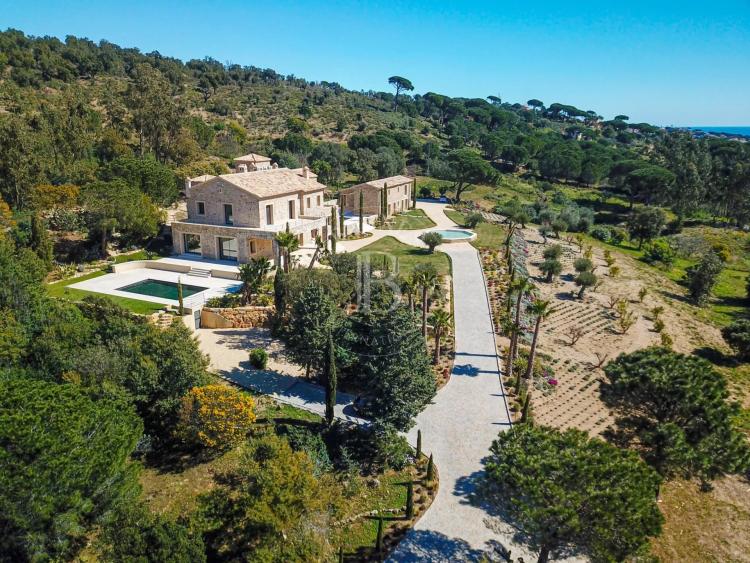 SAINTE-MAXIME - GOLFE DE SAINT-TROPEZ  - PROPRIÉTÉ UNIQUE - 2 PISCINES - 4.8 HECTARES