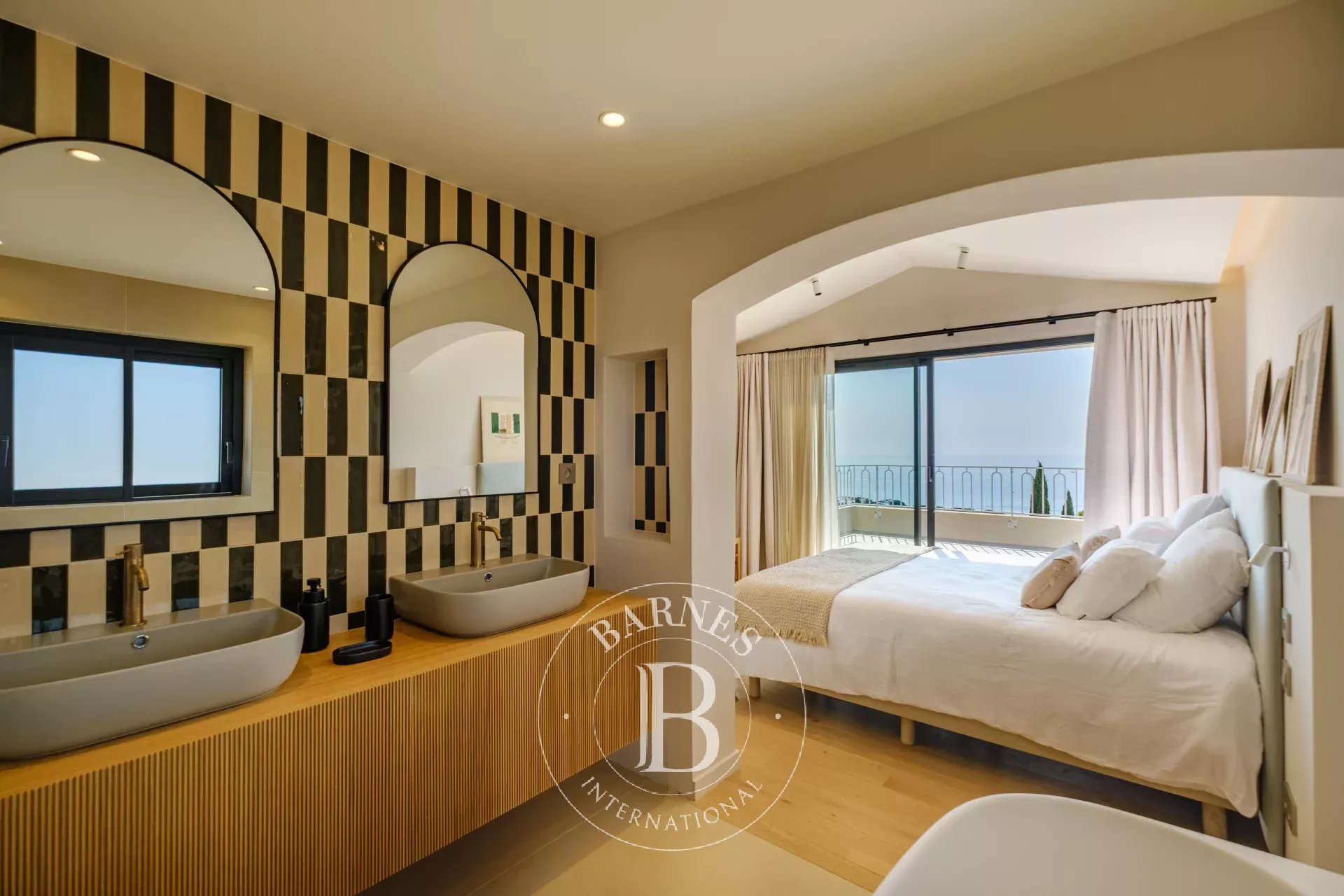 EXCLUSIVITÉ - SAINTE-MAXIME - DOMAINE RÉSIDENTIEL - VILLA VUE MER - PISCINE