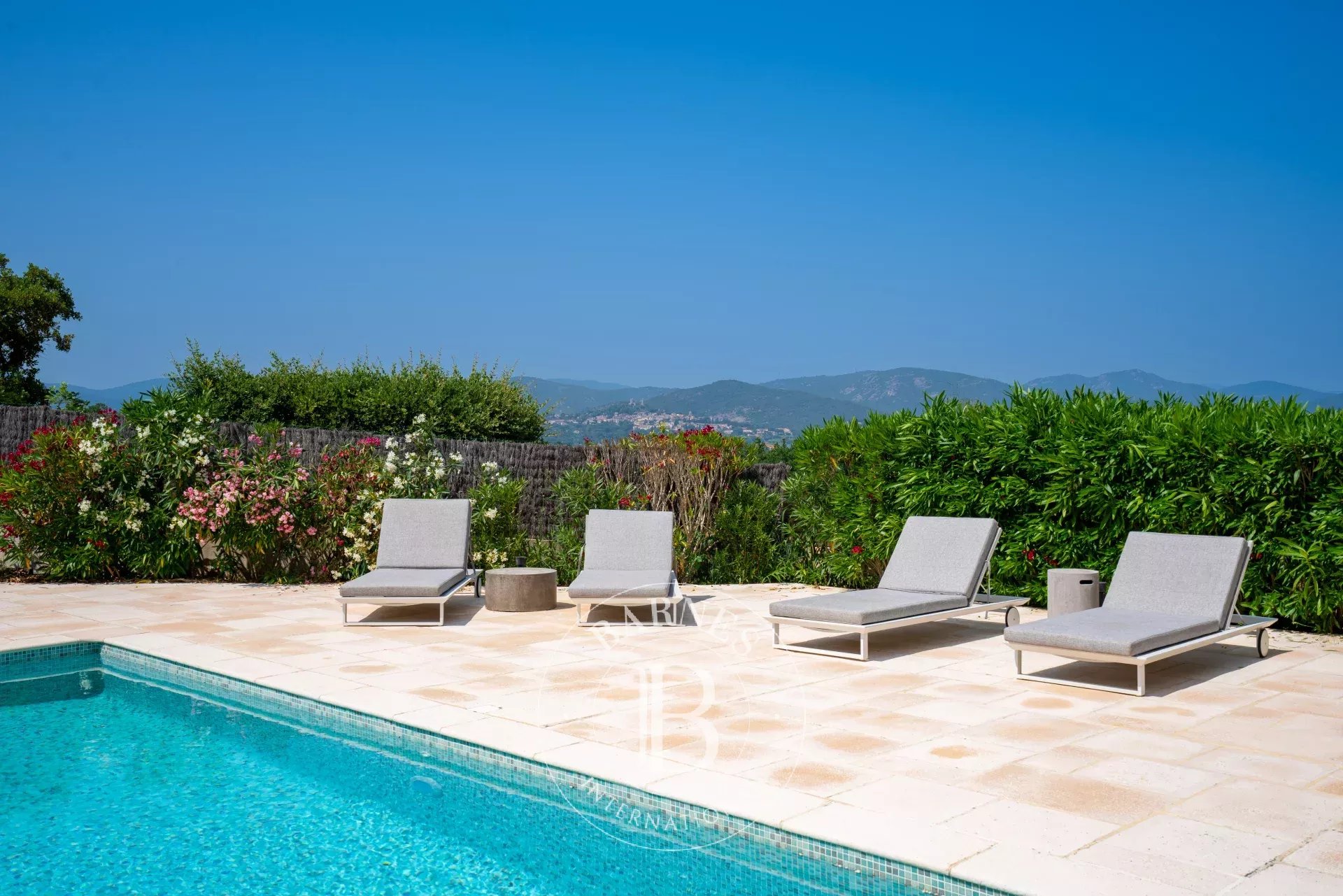 GOLFE DE SAINT TROPEZ - COGOLIN - VILLA RENOVEE - VUE DEGAGEE