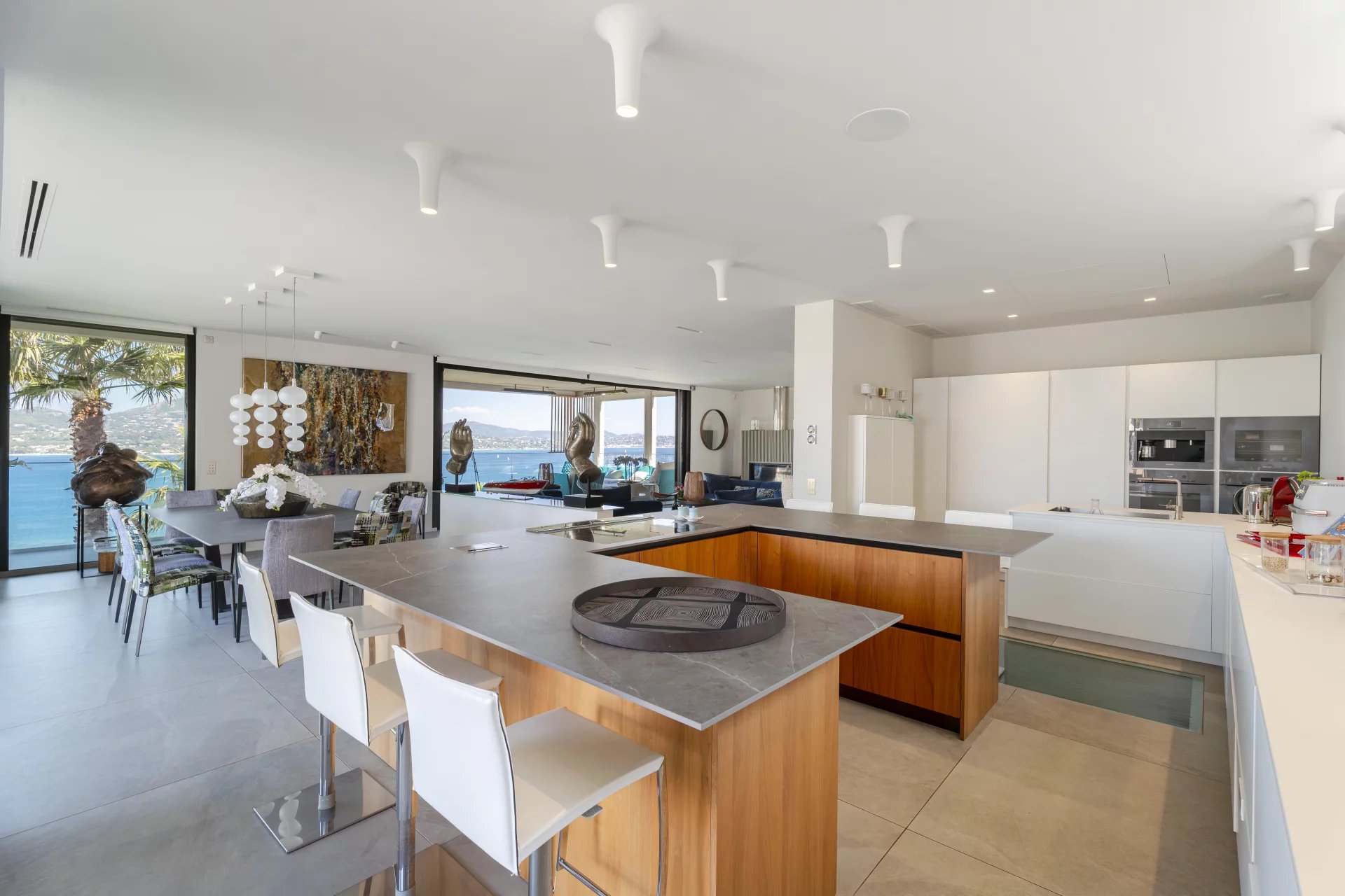 Villa contemporaine avec vue mer panoramique proche de Saint-Tropez