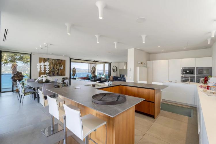 Villa contemporaine avec vue mer panoramique proche de Saint-Tropez