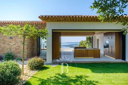SAINTE-MAXIME - VILLA - AU COEUR D'UN DOMAINE PRIVÉ