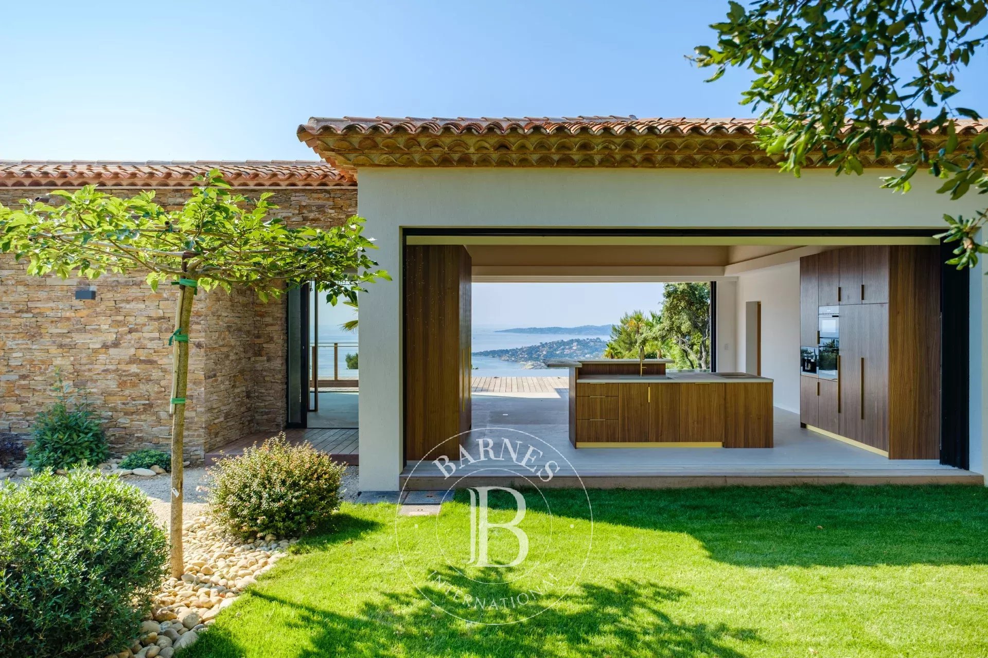 SAINTE-MAXIME - VILLA - AU COEUR D'UN DOMAINE PRIVÉ