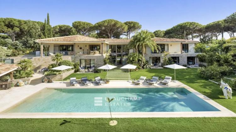 Villa contemporaine ultra luxueuse dans le prestigieux domaine des Parcs de Saint-Tropez.