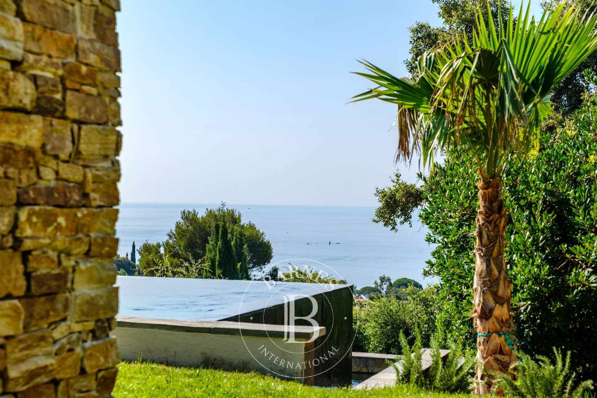 SAINTE-MAXIME - VILLA - AU COEUR D'UN DOMAINE PRIVÉ