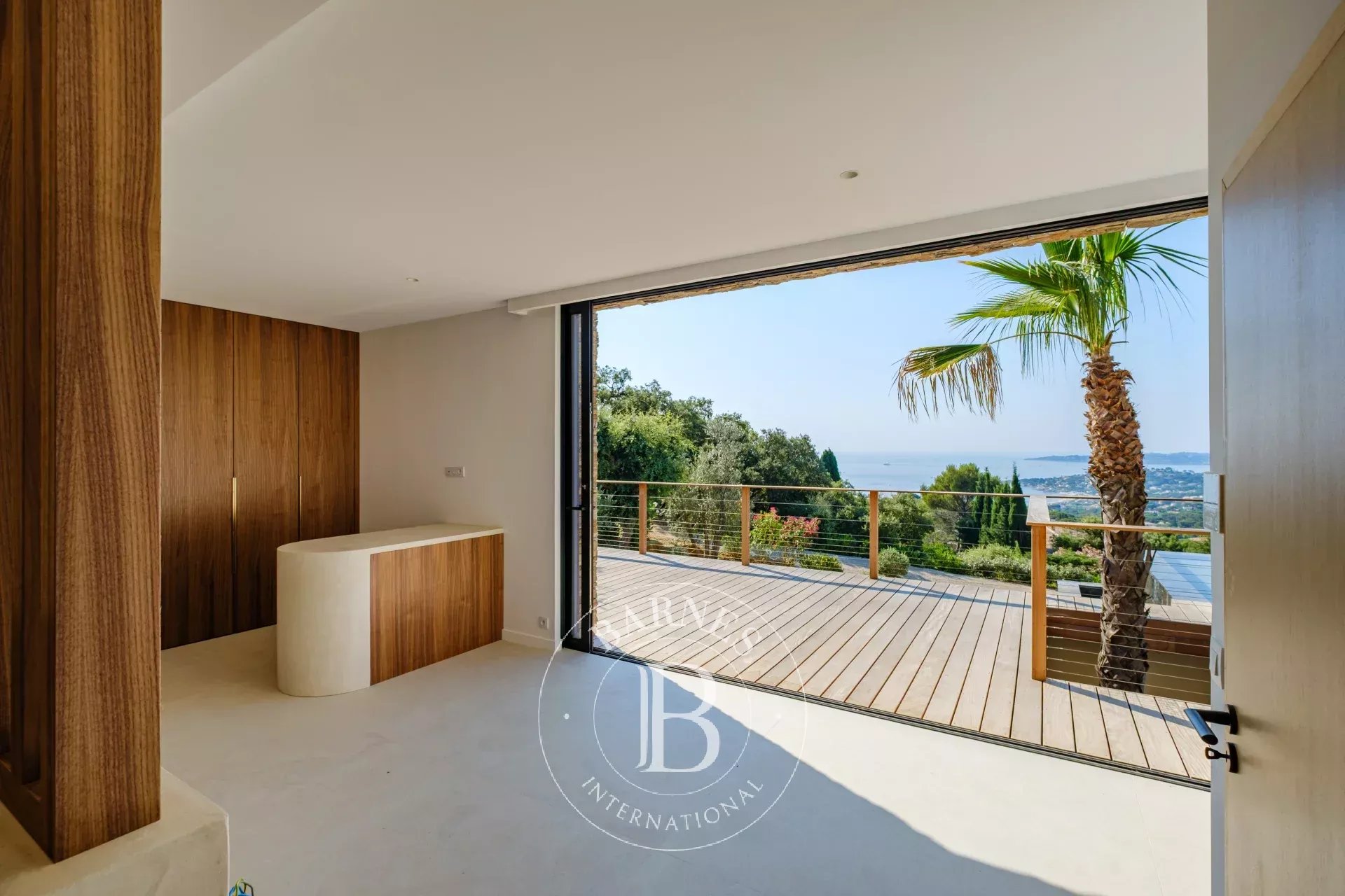 SAINTE-MAXIME - VILLA - AU COEUR D'UN DOMAINE PRIVÉ
