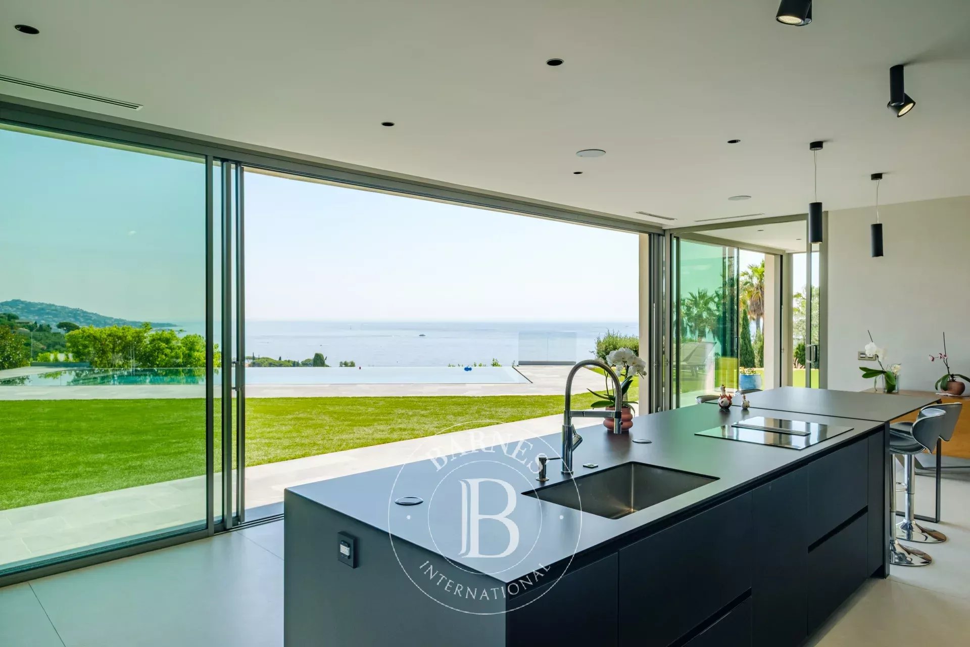 EXCLUSIVITÉ - SAINTE-MAXIME –DOMAINE PRIVÉ - VILLA CONTEMPORAINE - VUE MER
