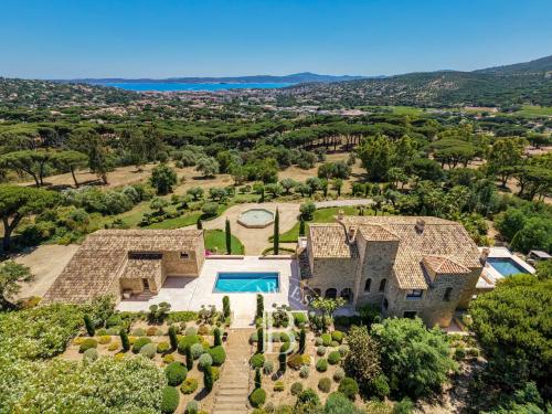 SAINTE-MAXIME - GOLFE DE SAINT-TROPEZ - PROPRIÉTÉ UNIQUE - 2 PISCINES - 4.8 HECTARES