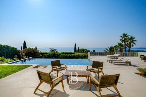 EXCLUSIVITÉ - SAINTE-MAXIME - DOMAINE RÉSIDENTIEL - VILLA VUE MER - PISCINE