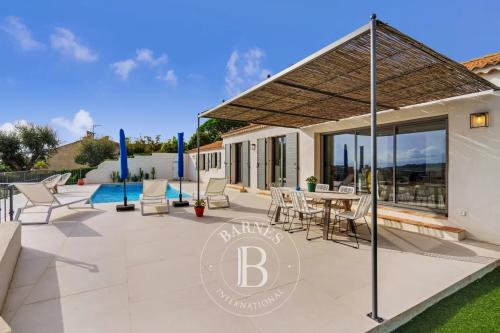 EXCLUSIVITÉ - SAINTE-MAXIME - VILLA - VUE VILLE ET MER - 3 CHAMBRES - PISCINE