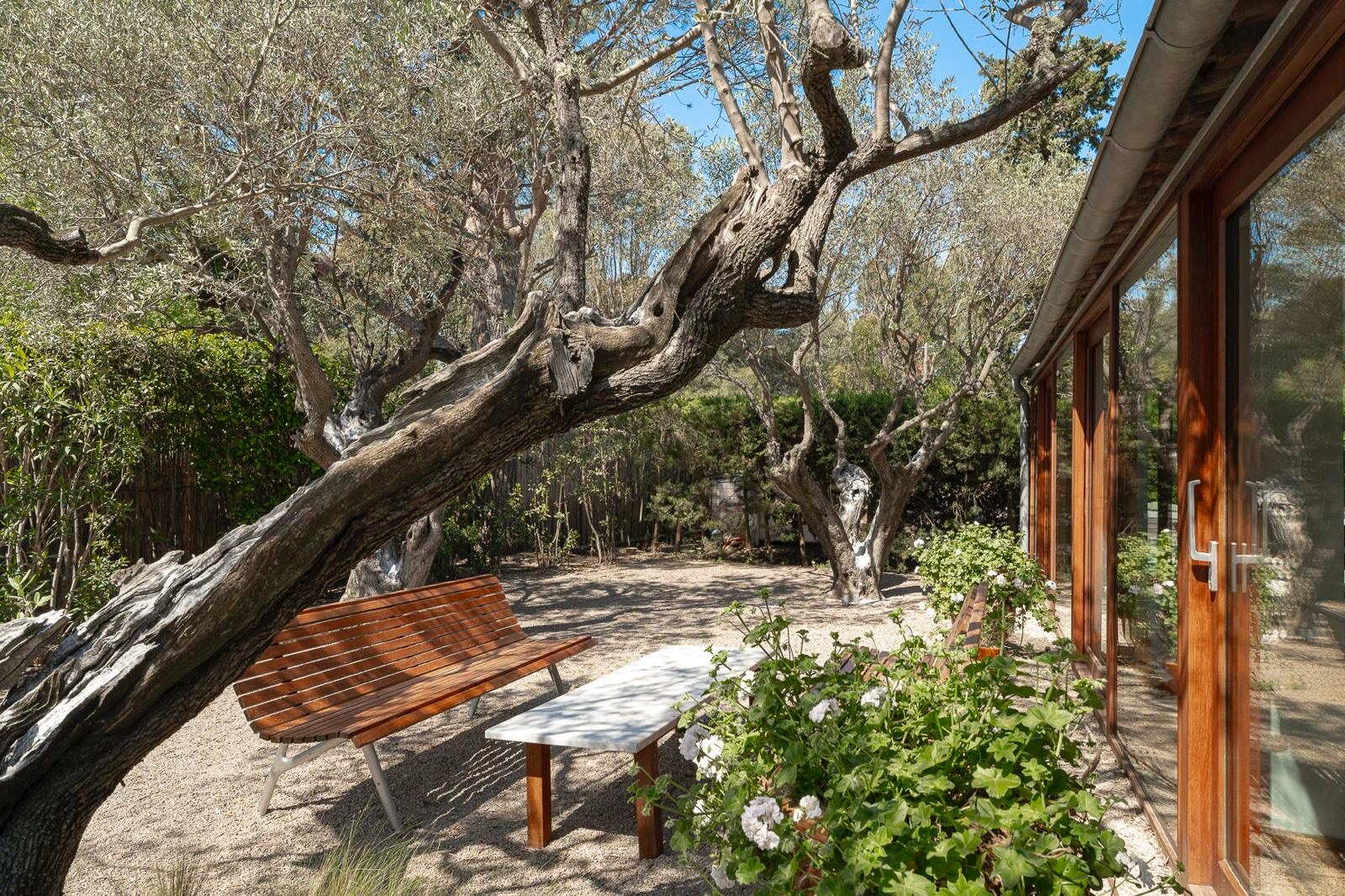 Saint-Tropez – Route de Tahiti – Villa de cinq chambres avec piscine en location saisonnière