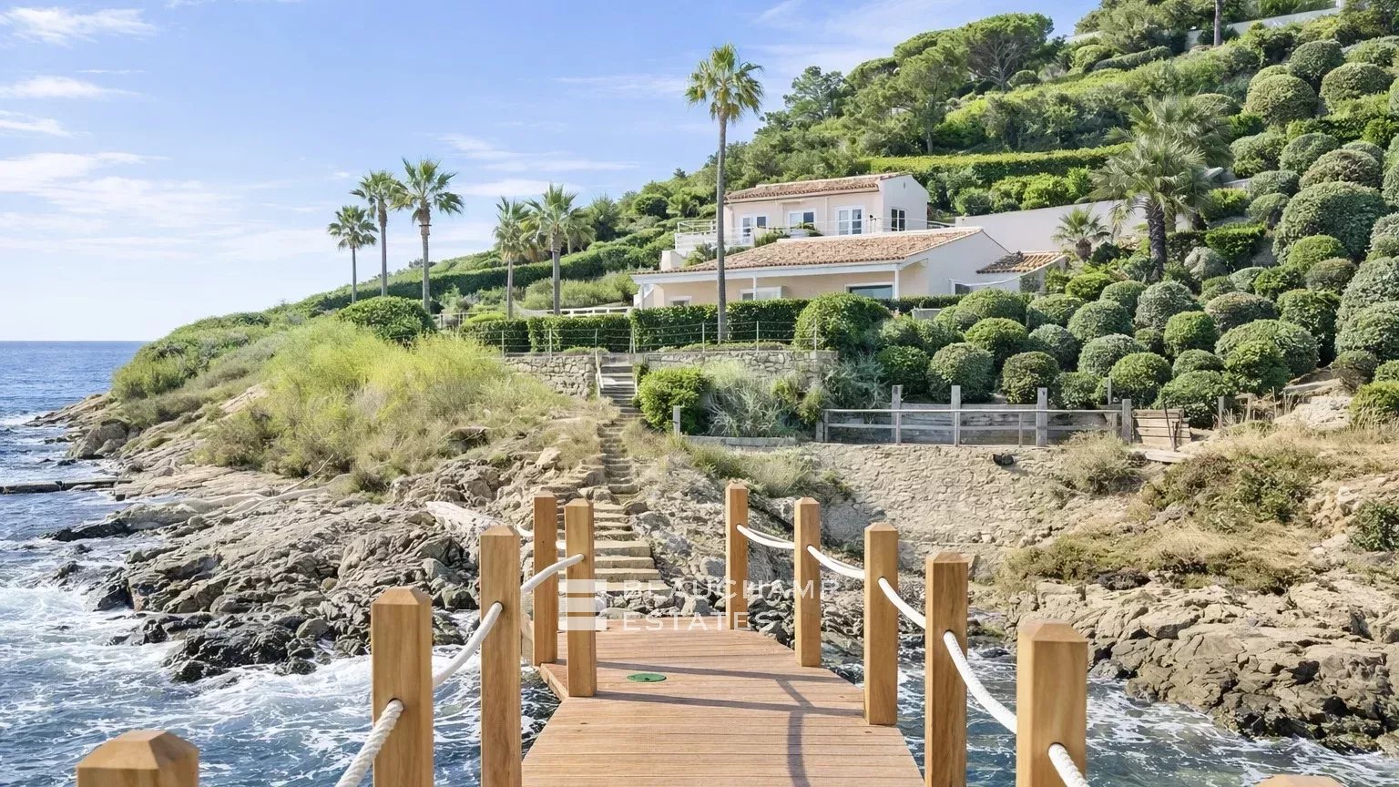 Villa pieds dans l’eau au coeur des Parcs de Saint-Tropez
