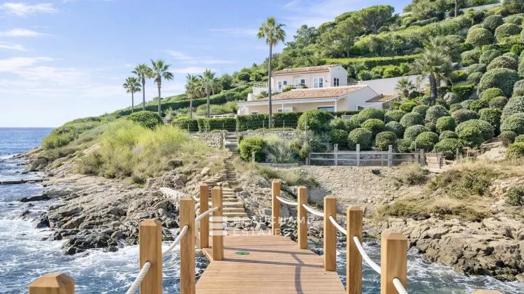 Villa pieds dans l’eau au coeur des Parcs de Saint-Tropez