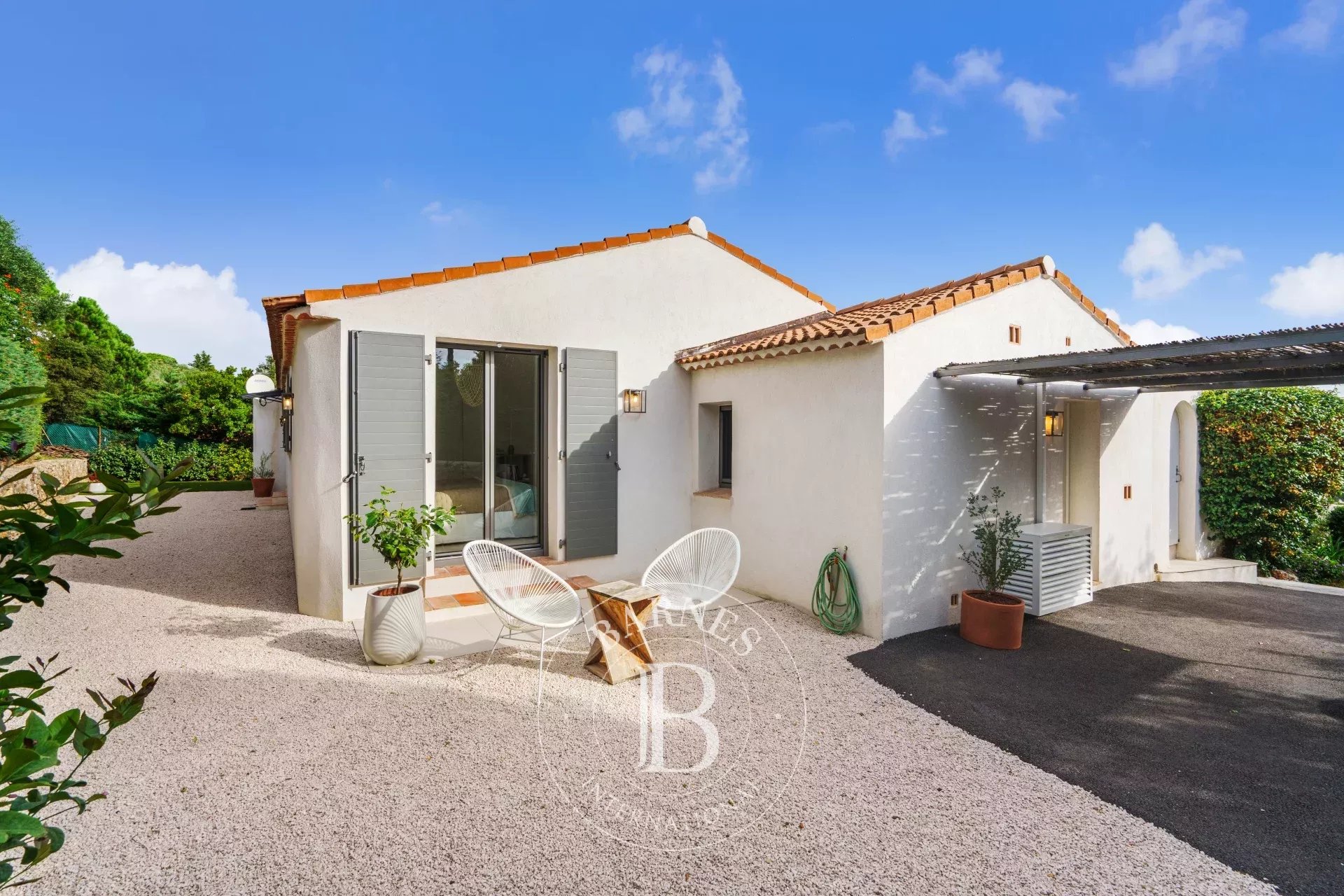 EXCLUSIVITÉ - SAINTE-MAXIME - VILLA - VUE VILLE ET MER - 3 CHAMBRES - PISCINE